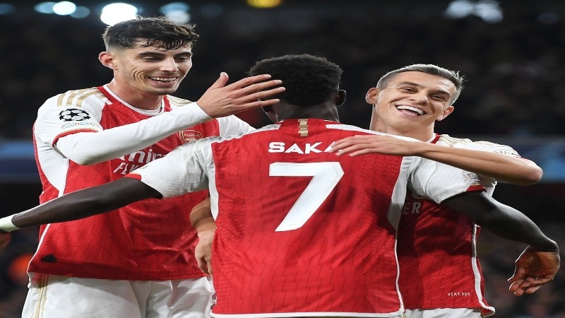 trossard celebra seu gol pelo arsenal com saka e havertz em jogo contra o sevilla na liga dos campeoes 1699476833620 v2 1x1 1